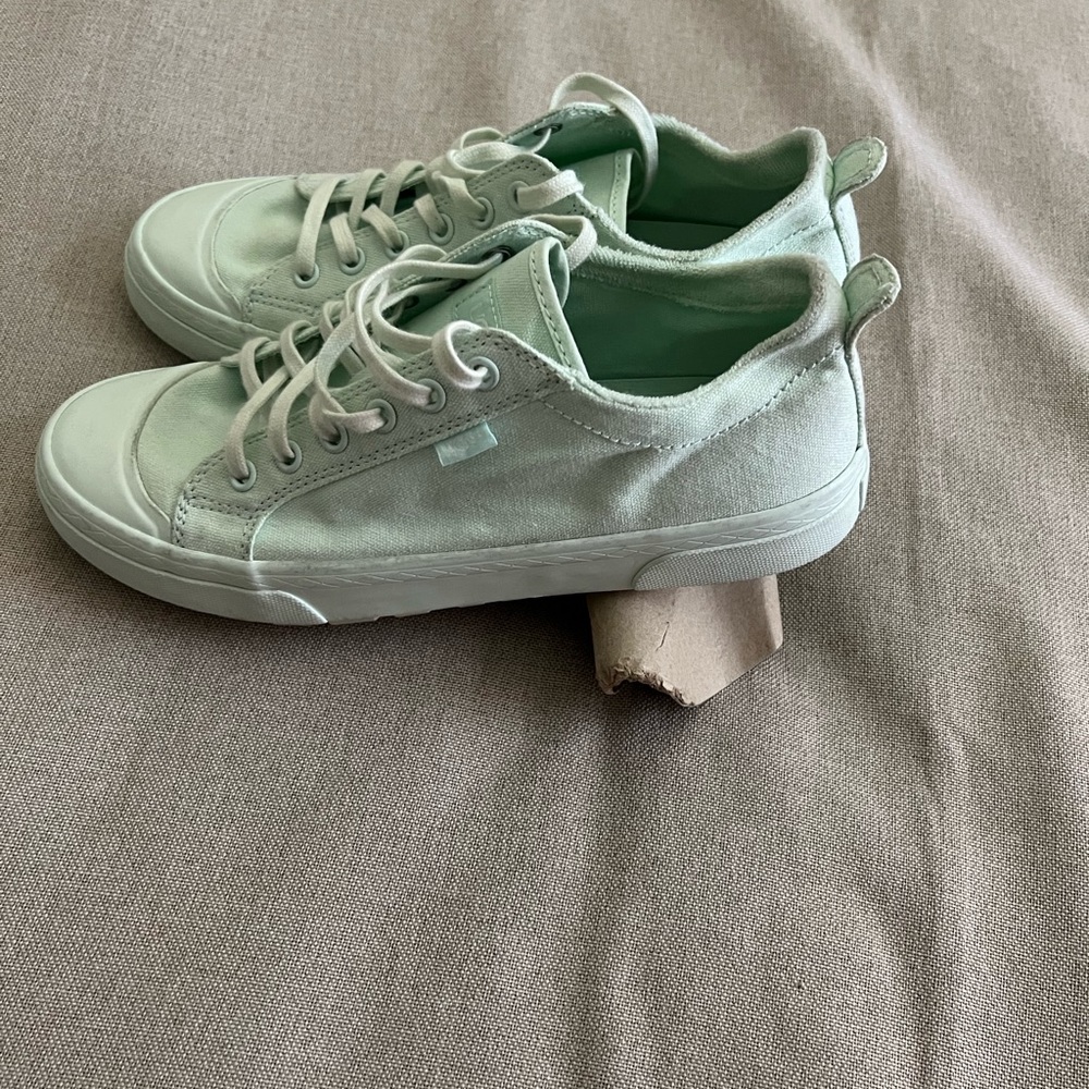 UGG Aries Sneakers - Picture 3 of 11
